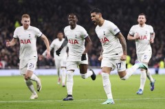 热刺西蒙斯惊险底线救球 撞坏广告牌成焦点